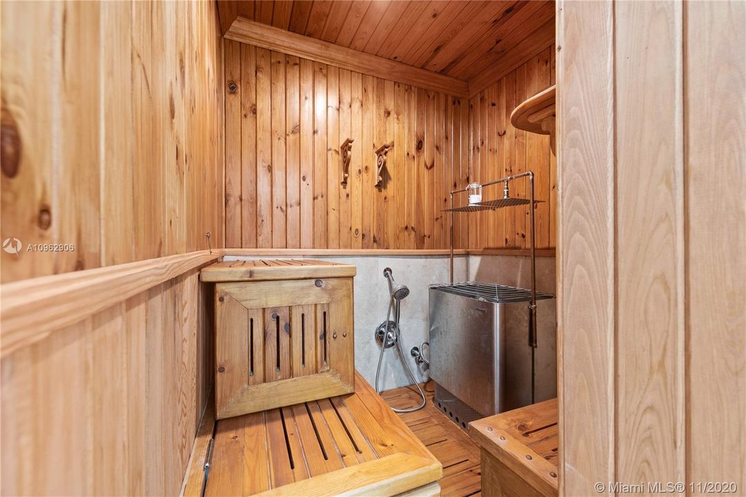 Vendido Recientemente: $1,100,000 (5 camas, 5 baños, 4117 Pies cuadrados)