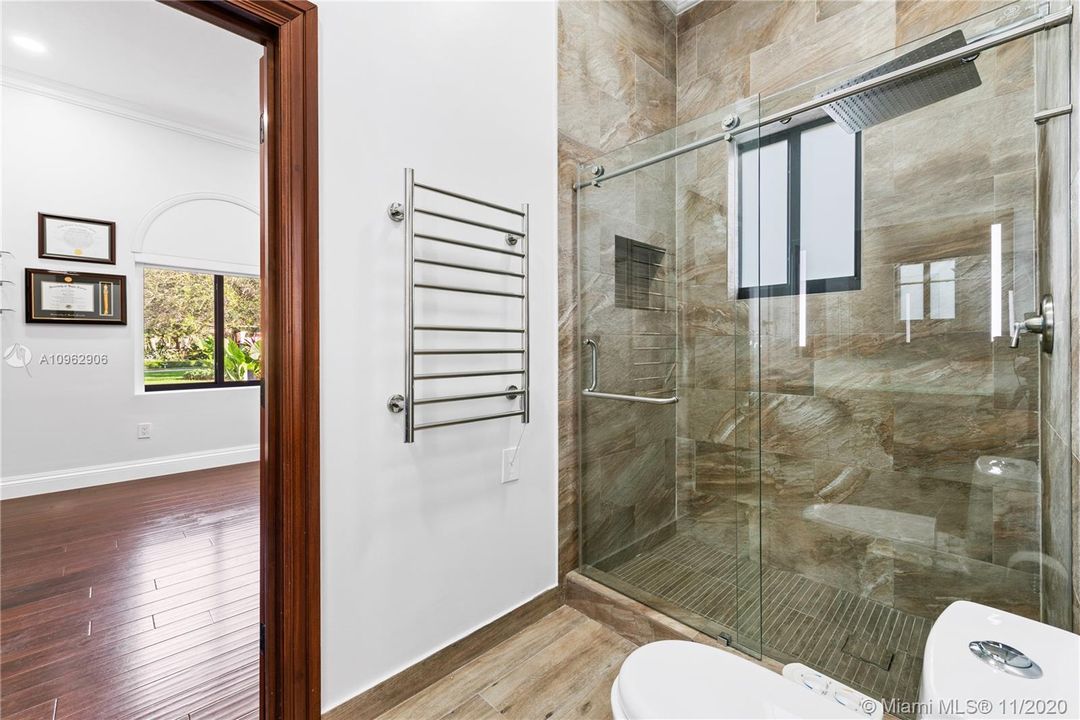 Vendido Recientemente: $1,100,000 (5 camas, 5 baños, 4117 Pies cuadrados)