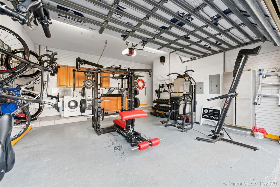 Vendido Recientemente: $1,100,000 (5 camas, 5 baños, 4117 Pies cuadrados)