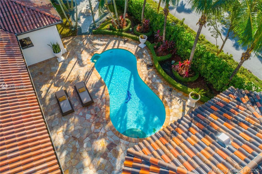 Vendido Recientemente: $1,100,000 (5 camas, 5 baños, 4117 Pies cuadrados)