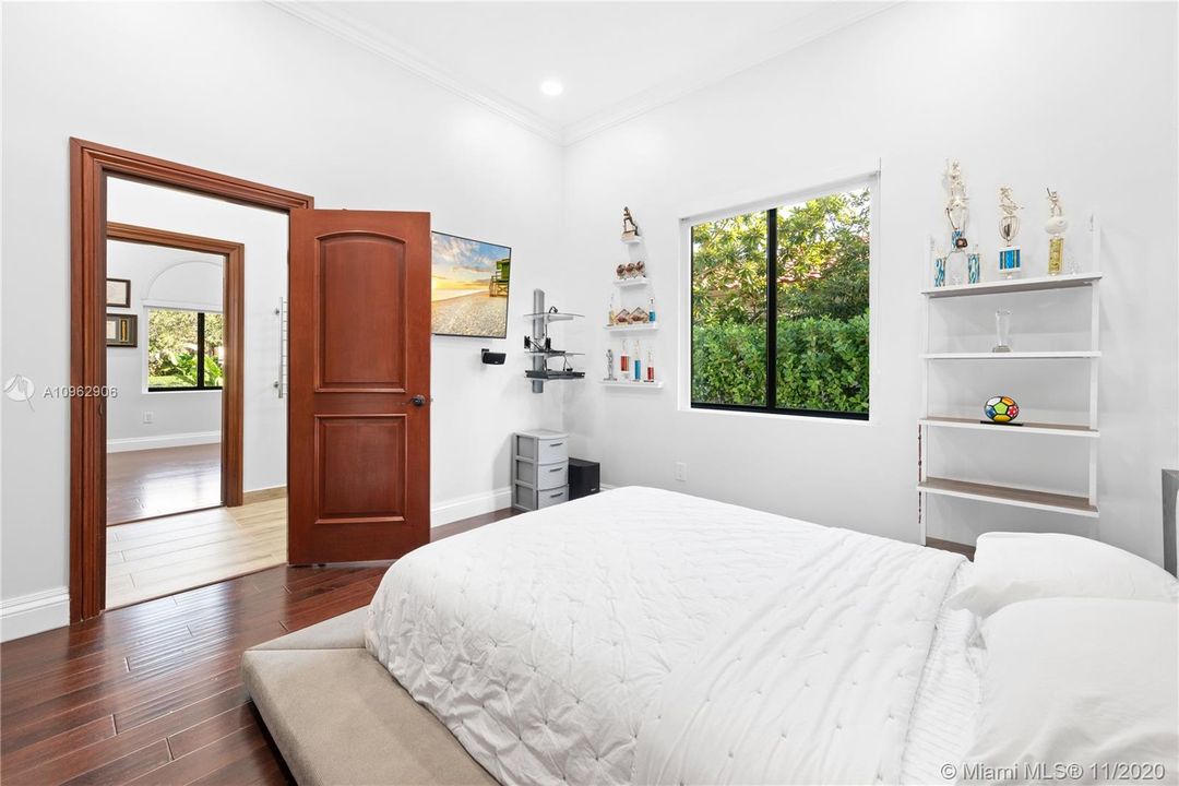Vendido Recientemente: $1,100,000 (5 camas, 5 baños, 4117 Pies cuadrados)