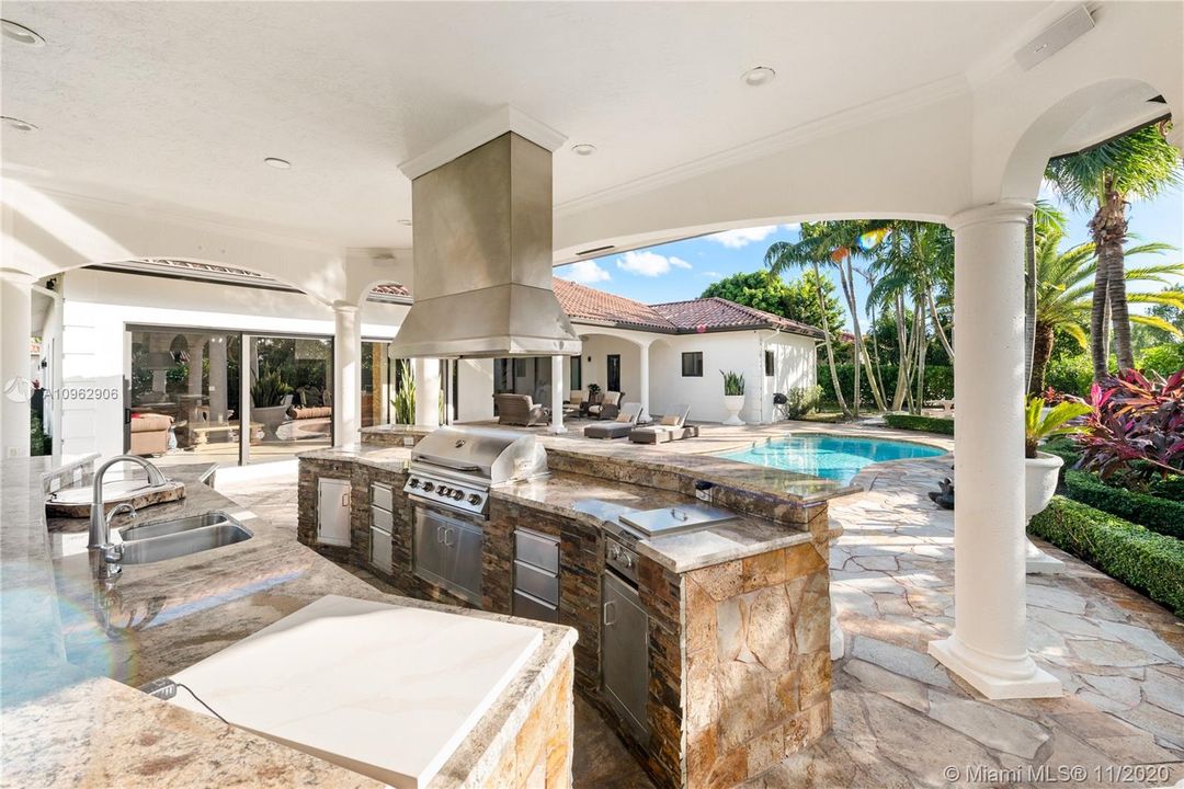 Vendido Recientemente: $1,100,000 (5 camas, 5 baños, 4117 Pies cuadrados)