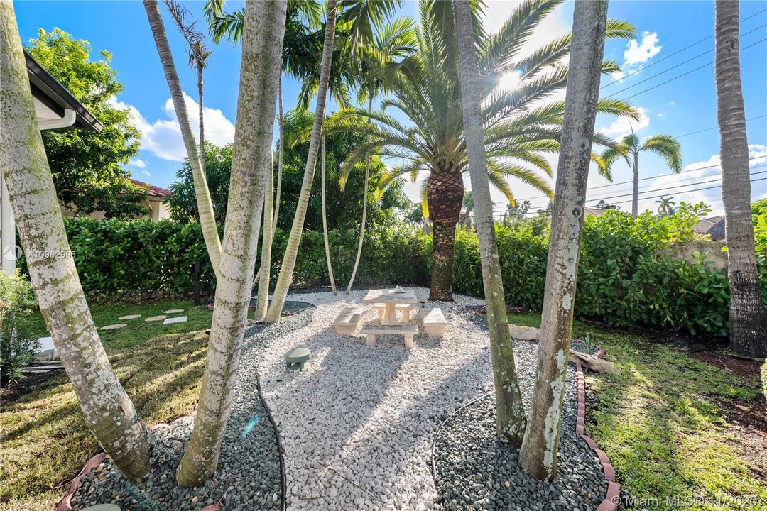 Vendido Recientemente: $1,100,000 (5 camas, 5 baños, 4117 Pies cuadrados)