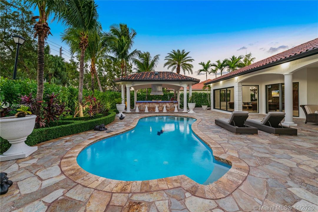 Vendido Recientemente: $1,100,000 (5 camas, 5 baños, 4117 Pies cuadrados)