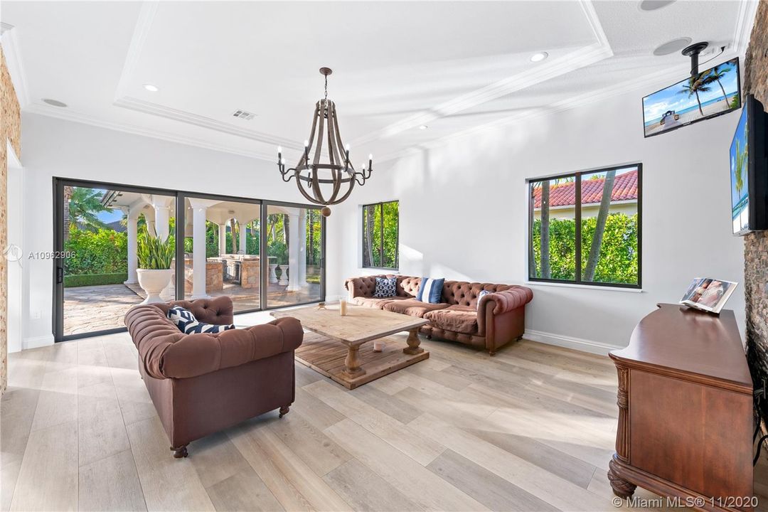 Vendido Recientemente: $1,100,000 (5 camas, 5 baños, 4117 Pies cuadrados)