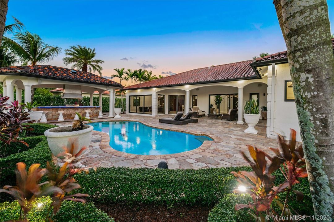 Vendido Recientemente: $1,100,000 (5 camas, 5 baños, 4117 Pies cuadrados)