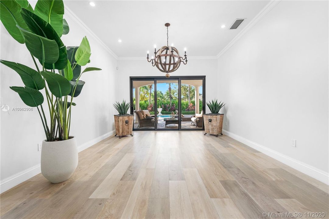 Vendido Recientemente: $1,100,000 (5 camas, 5 baños, 4117 Pies cuadrados)