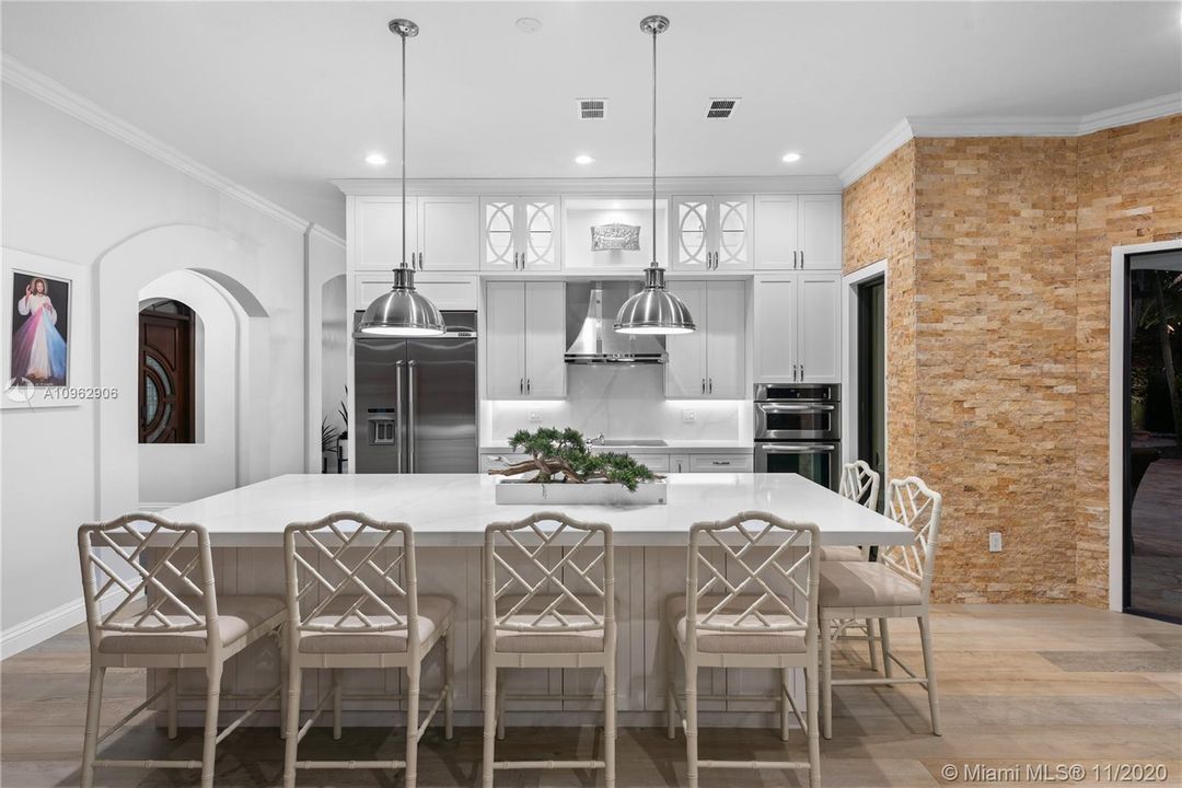 Vendido Recientemente: $1,100,000 (5 camas, 5 baños, 4117 Pies cuadrados)
