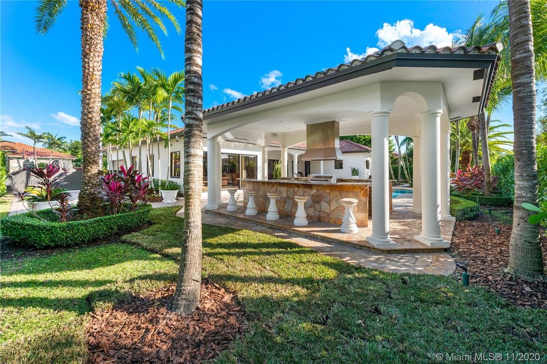 Vendido Recientemente: $1,100,000 (5 camas, 5 baños, 4117 Pies cuadrados)