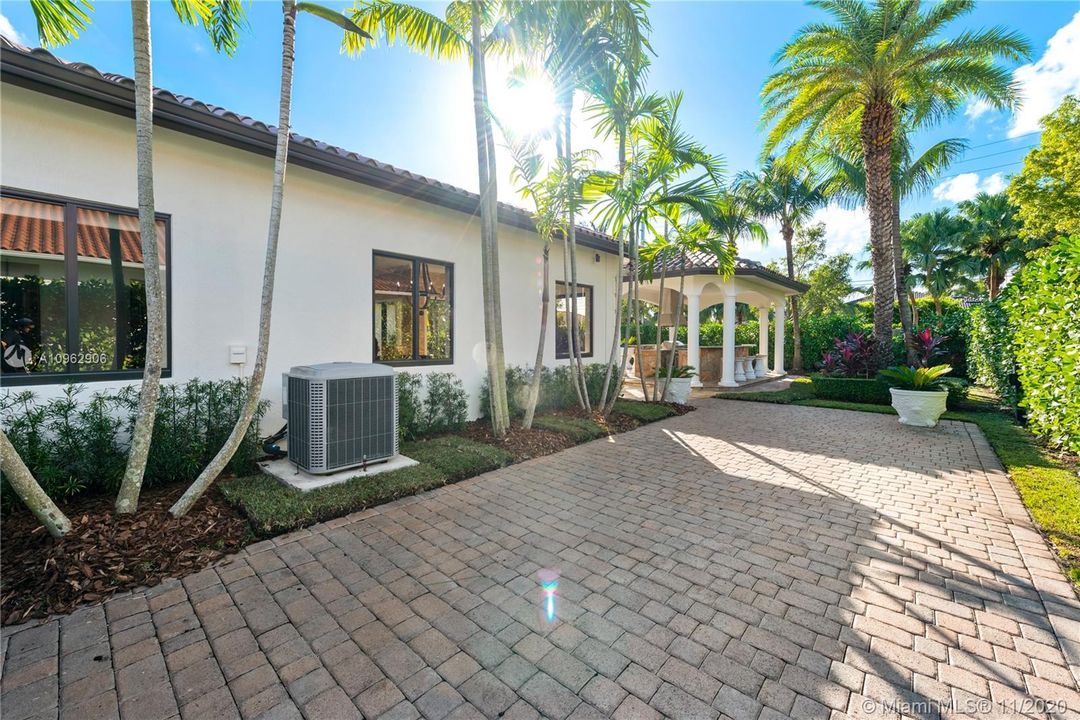 Vendido Recientemente: $1,100,000 (5 camas, 5 baños, 4117 Pies cuadrados)