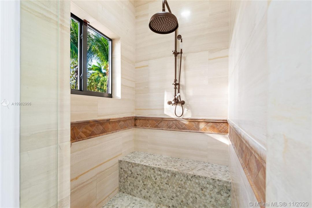Vendido Recientemente: $1,100,000 (5 camas, 5 baños, 4117 Pies cuadrados)