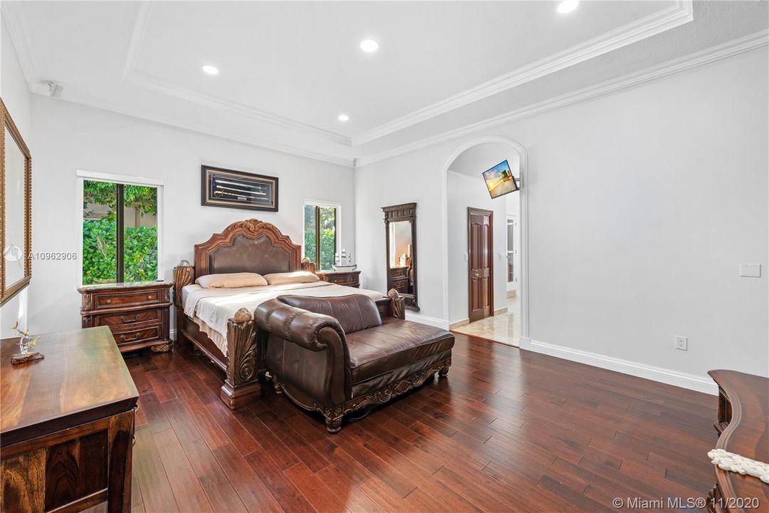 Vendido Recientemente: $1,100,000 (5 camas, 5 baños, 4117 Pies cuadrados)