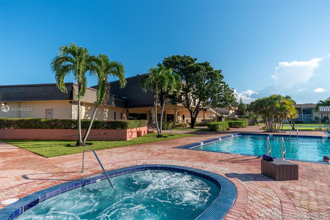 Jacuzzi & Pool at Clubhouse