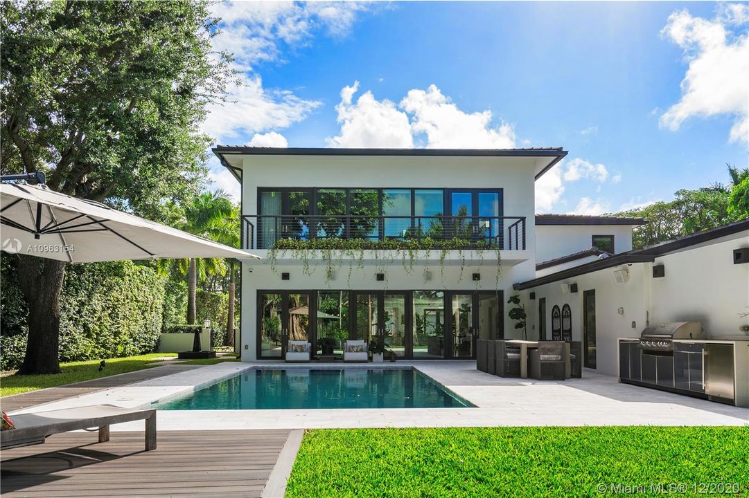 Vendido Recientemente: $4,100,000 (5 camas, 5 baños, 4086 Pies cuadrados)