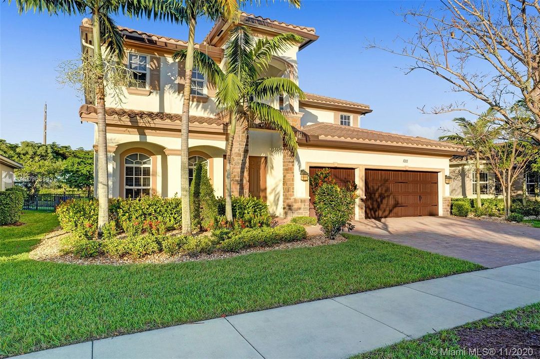 Recently Sold: $711,800 (5 beds, 4 baths, 3526 Square Feet)