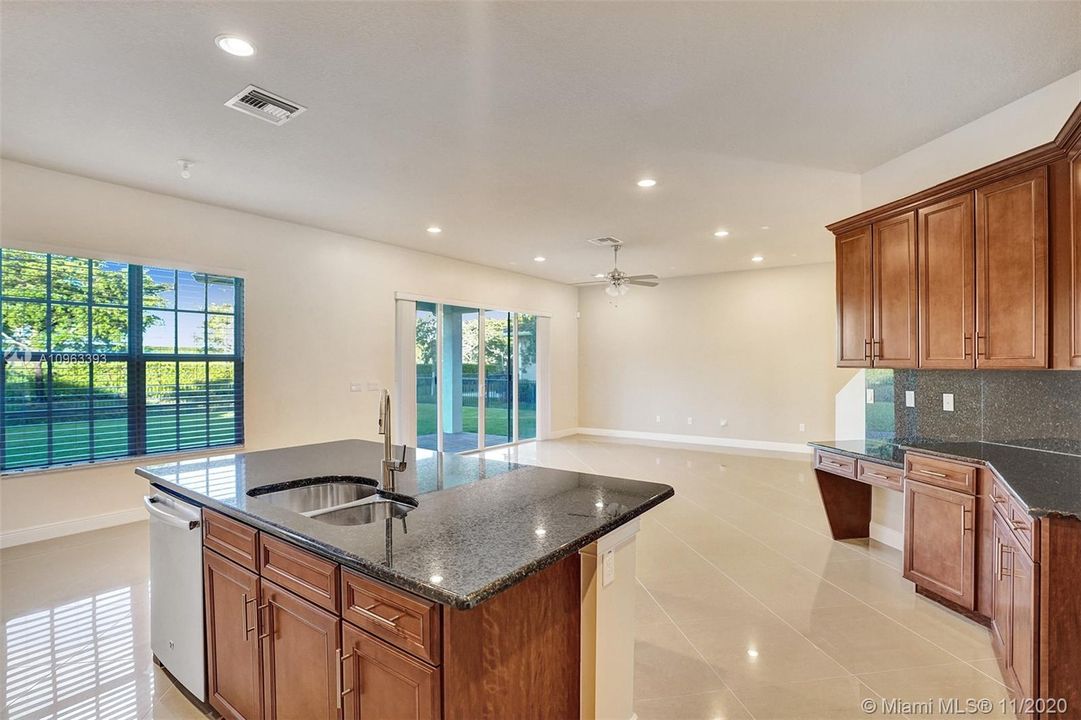 Recently Sold: $711,800 (5 beds, 4 baths, 3526 Square Feet)