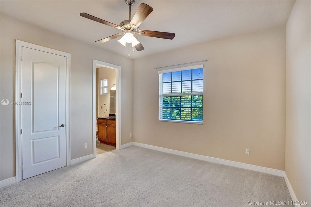 Recently Sold: $711,800 (5 beds, 4 baths, 3526 Square Feet)