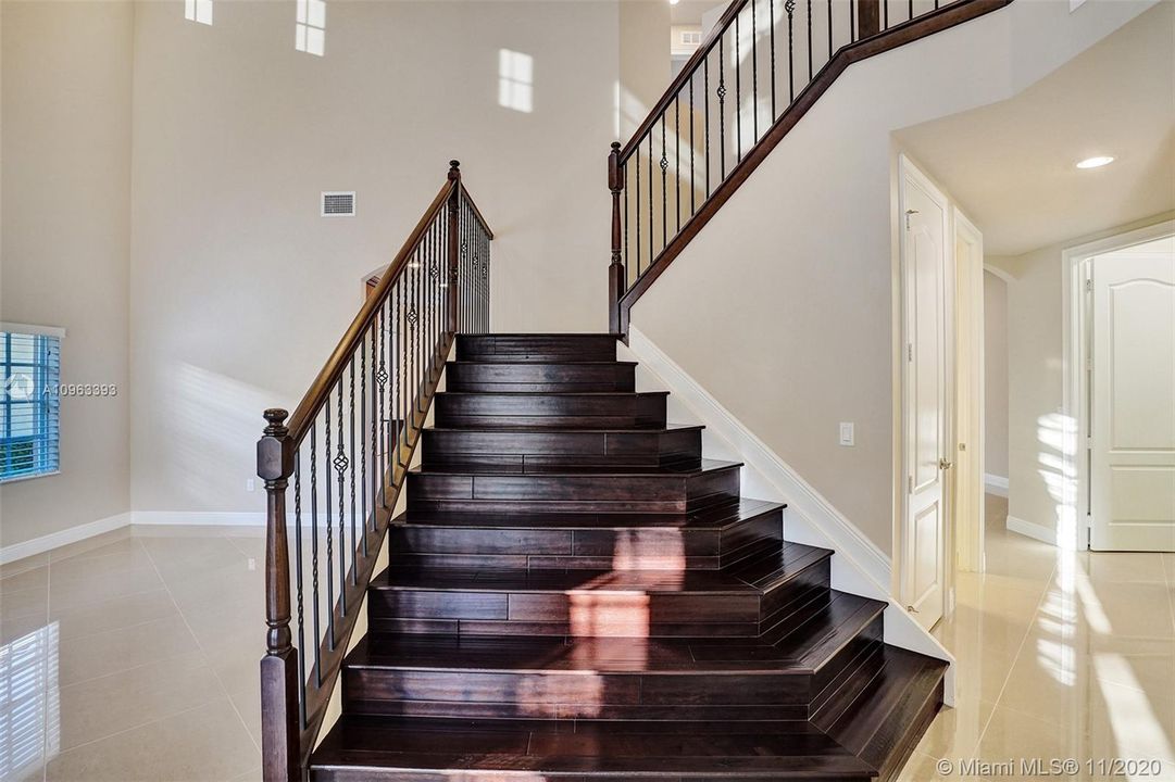 Recently Sold: $711,800 (5 beds, 4 baths, 3526 Square Feet)