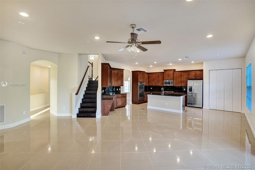 Recently Sold: $711,800 (5 beds, 4 baths, 3526 Square Feet)