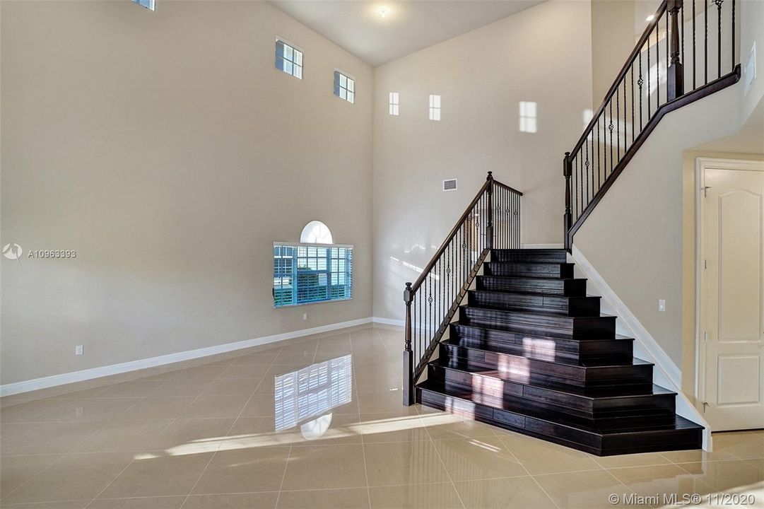 Recently Sold: $711,800 (5 beds, 4 baths, 3526 Square Feet)