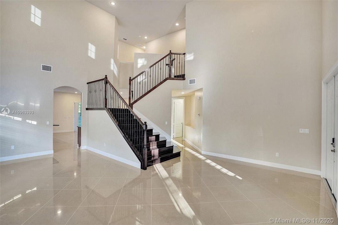 Recently Sold: $711,800 (5 beds, 4 baths, 3526 Square Feet)