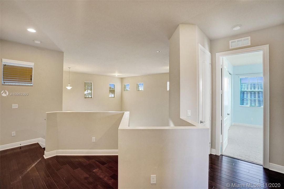 Recently Sold: $711,800 (5 beds, 4 baths, 3526 Square Feet)