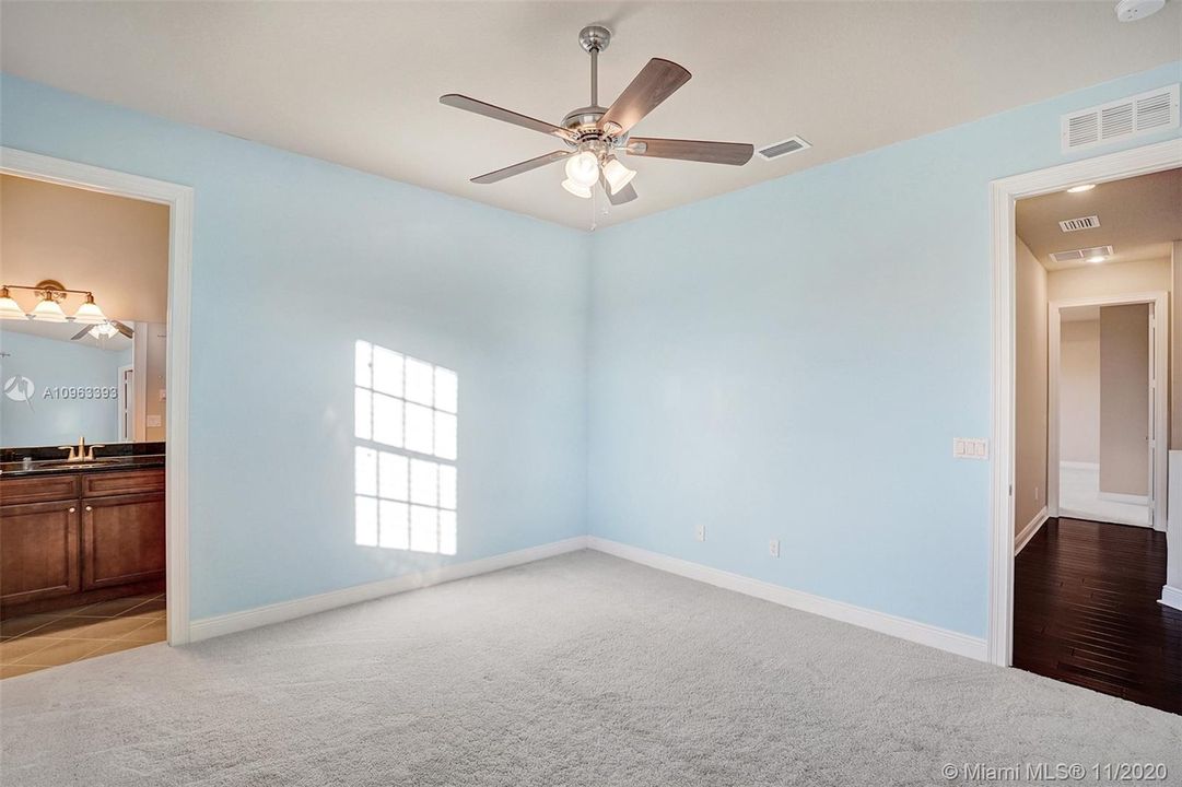 Recently Sold: $711,800 (5 beds, 4 baths, 3526 Square Feet)