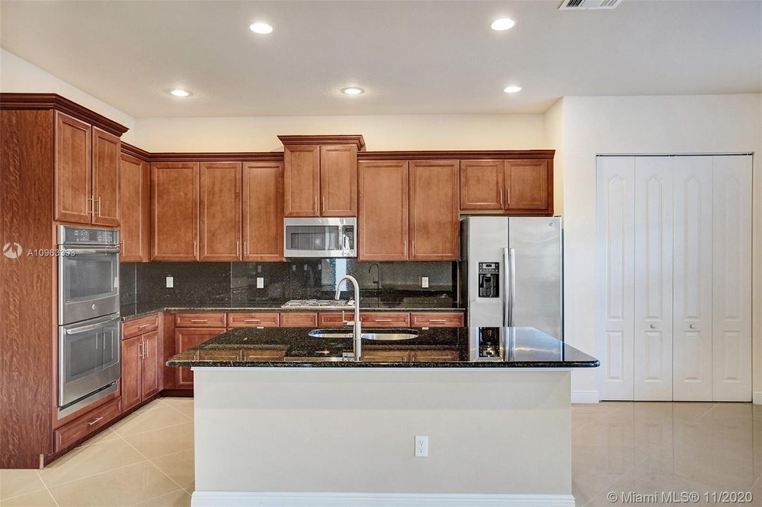Recently Sold: $711,800 (5 beds, 4 baths, 3526 Square Feet)