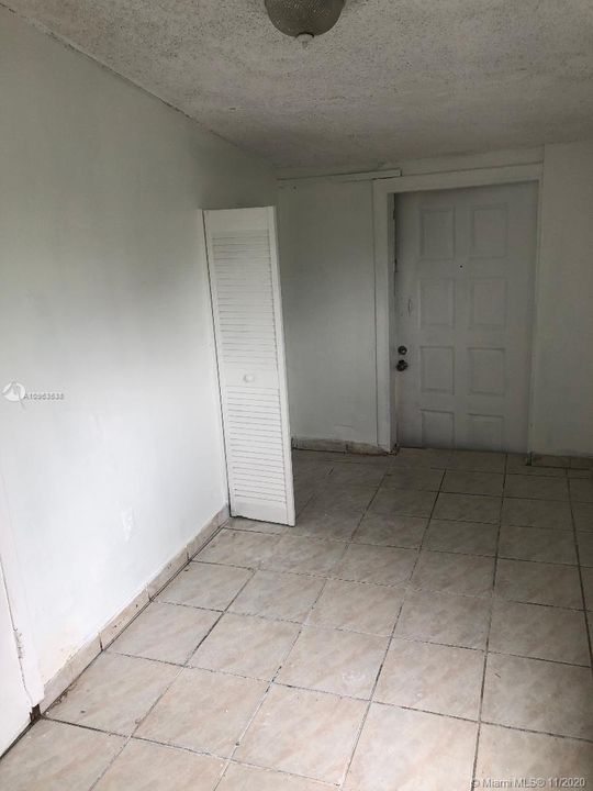 Recently Rented: $950 (2 beds, 1 baths, 1068 Square Feet)