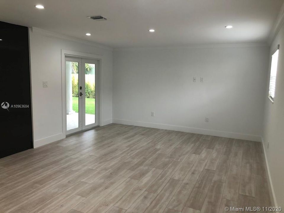 Recently Rented: $3,800 (4 beds, 2 baths, 2498 Square Feet)
