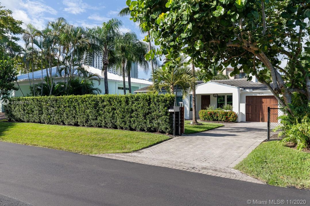 Recently Sold: $899,900 (3 beds, 2 baths, 1680 Square Feet)