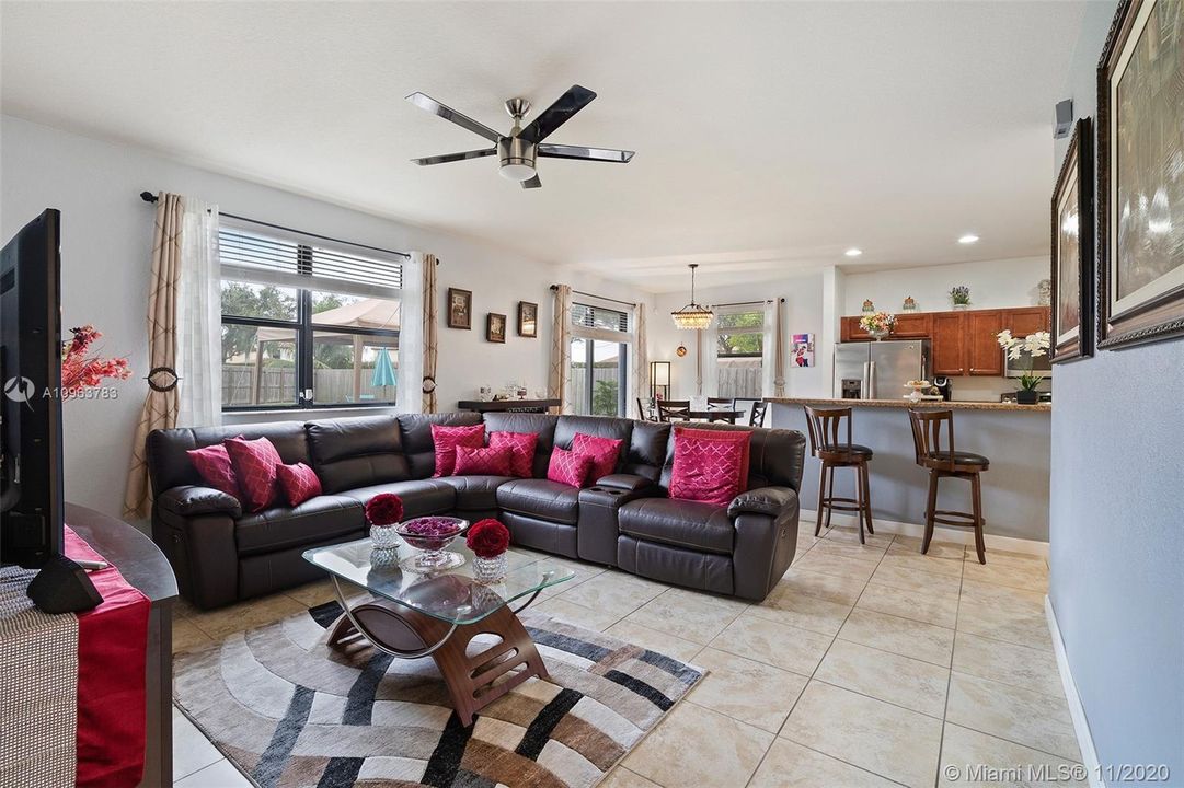 FAMILY / KITCHEN/ BREAKFAST NOOK