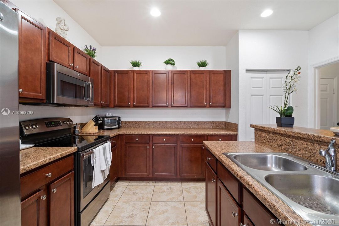 Recently Sold: $400,000 (5 beds, 3 baths, 2450 Square Feet)