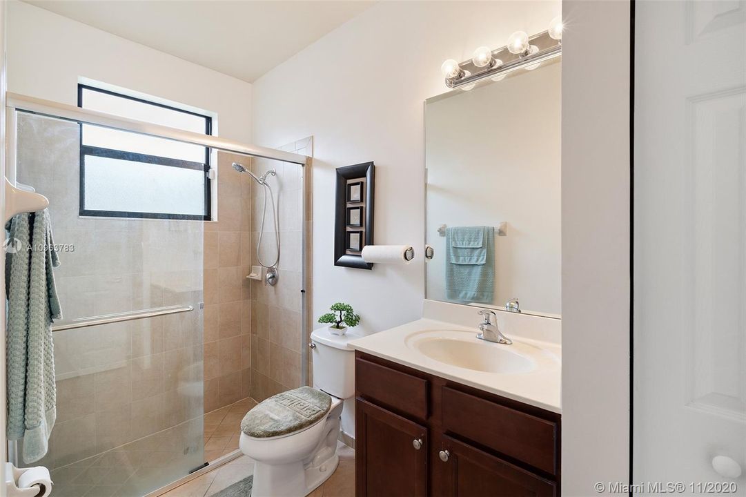 FULL BATHROOM DOWNSTARS