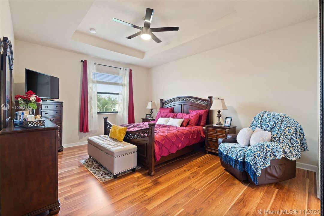MASTER BEDROOM UPSTAIRS