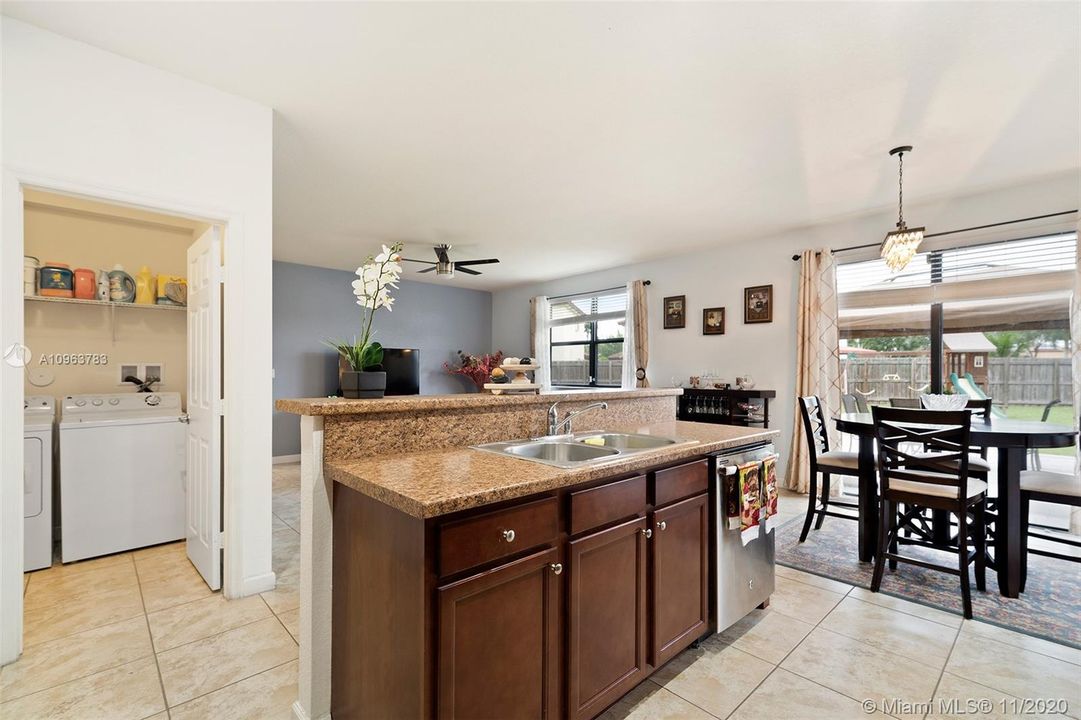 KITCHEN ISLAND / BREAKFAST NOOK / LAUNDRY ROOM