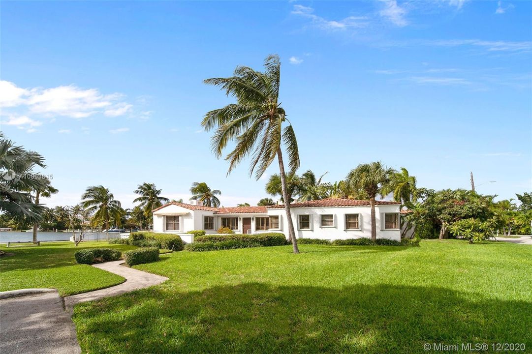 Recently Sold: $1,495,000 (4 beds, 3 baths, 2120 Square Feet)