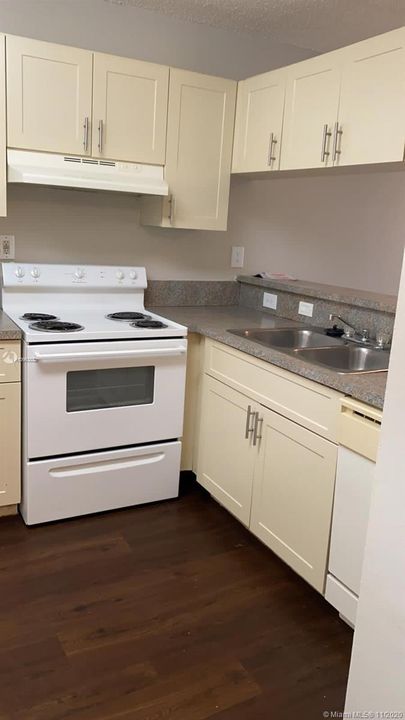 Recently Sold: $153,000 (2 beds, 2 baths, 986 Square Feet)