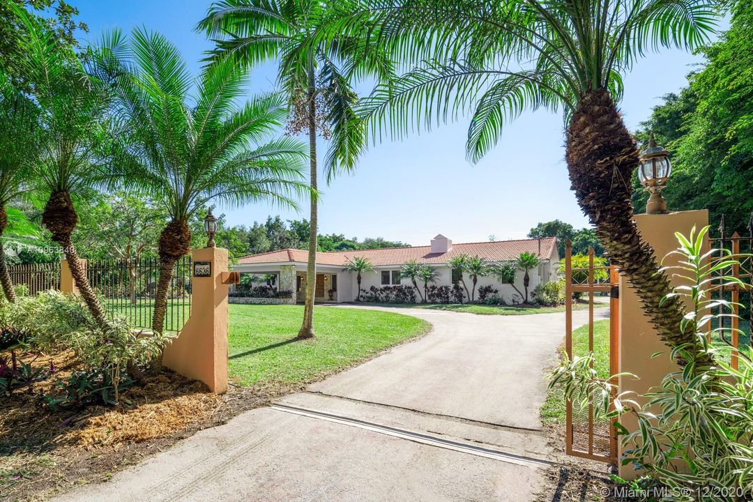 Vendido Recientemente: $1,890,000 (6 camas, 4 baños, 4882 Pies cuadrados)