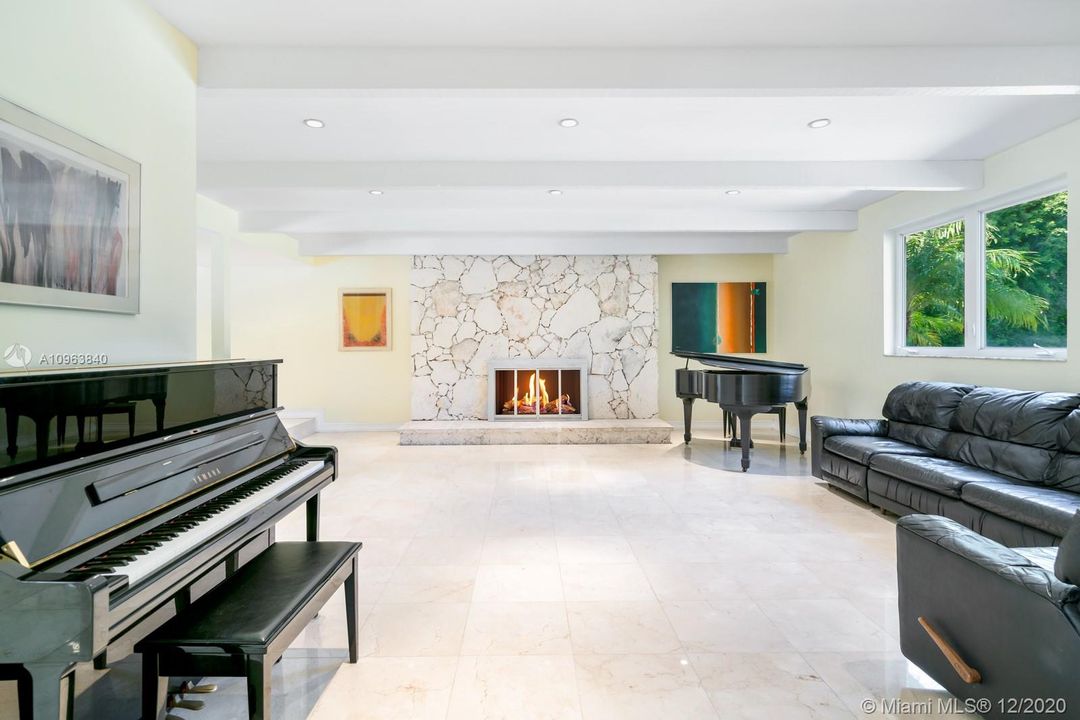 Vendido Recientemente: $1,890,000 (6 camas, 4 baños, 4882 Pies cuadrados)