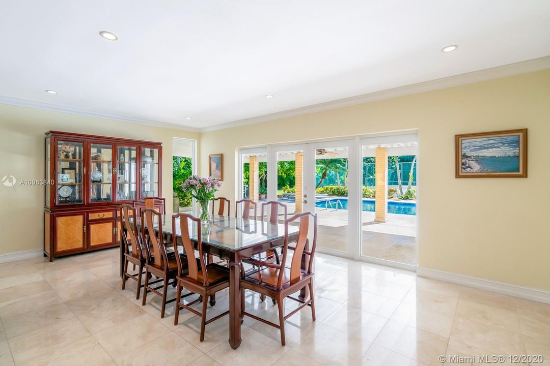 Vendido Recientemente: $1,890,000 (6 camas, 4 baños, 4882 Pies cuadrados)