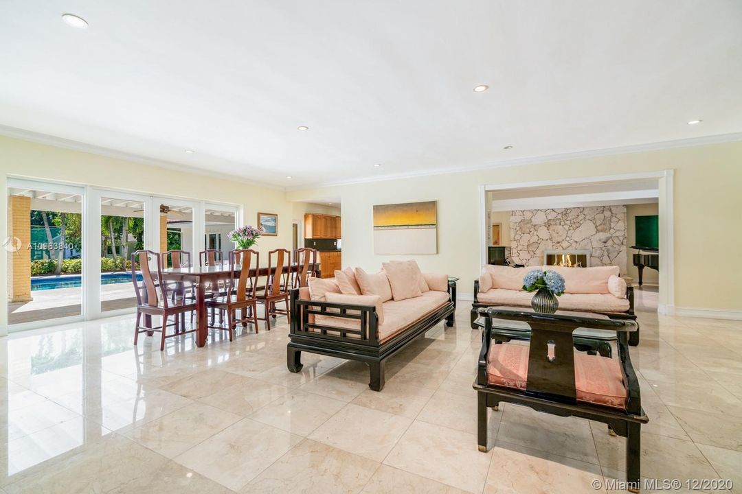 Vendido Recientemente: $1,890,000 (6 camas, 4 baños, 4882 Pies cuadrados)