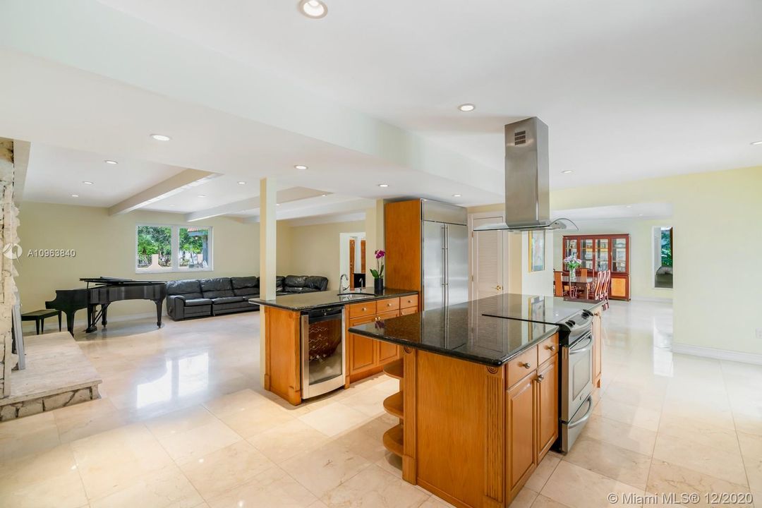 Vendido Recientemente: $1,890,000 (6 camas, 4 baños, 4882 Pies cuadrados)