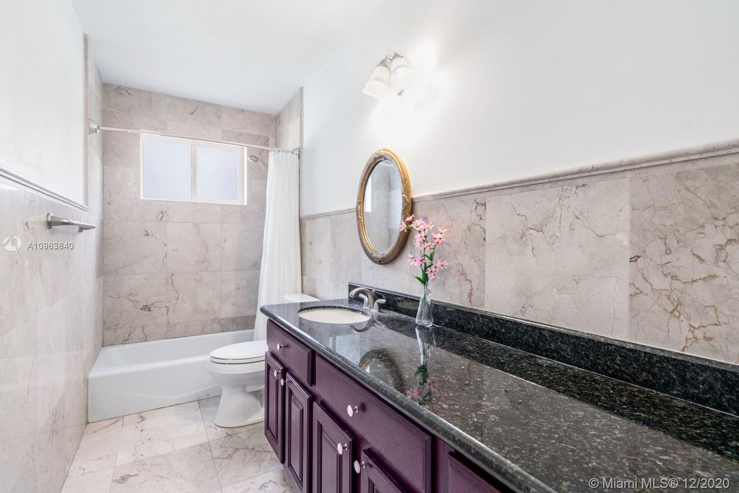 Vendido Recientemente: $1,890,000 (6 camas, 4 baños, 4882 Pies cuadrados)