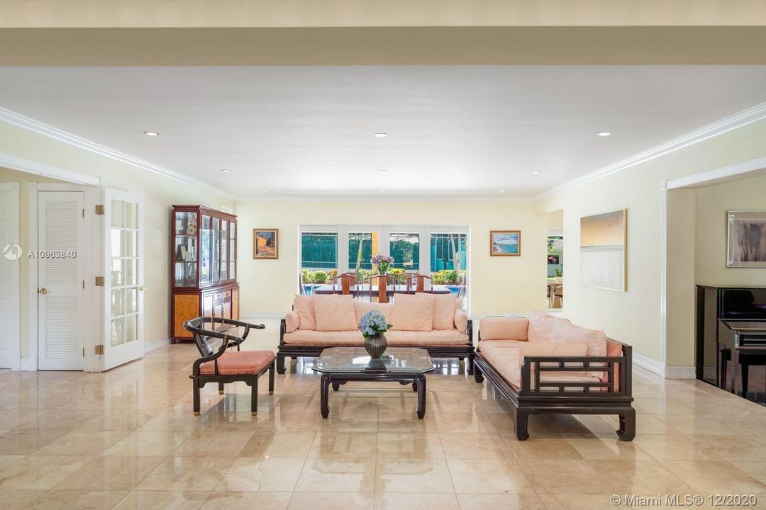 Vendido Recientemente: $1,890,000 (6 camas, 4 baños, 4882 Pies cuadrados)