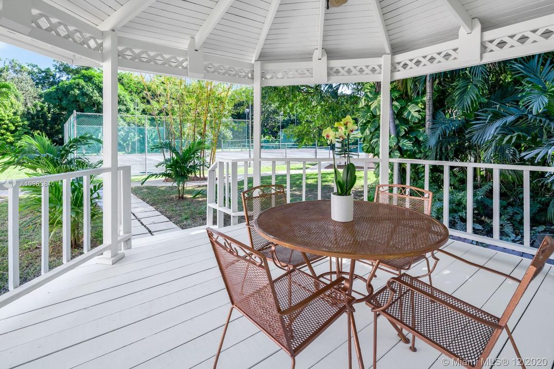 Vendido Recientemente: $1,890,000 (6 camas, 4 baños, 4882 Pies cuadrados)