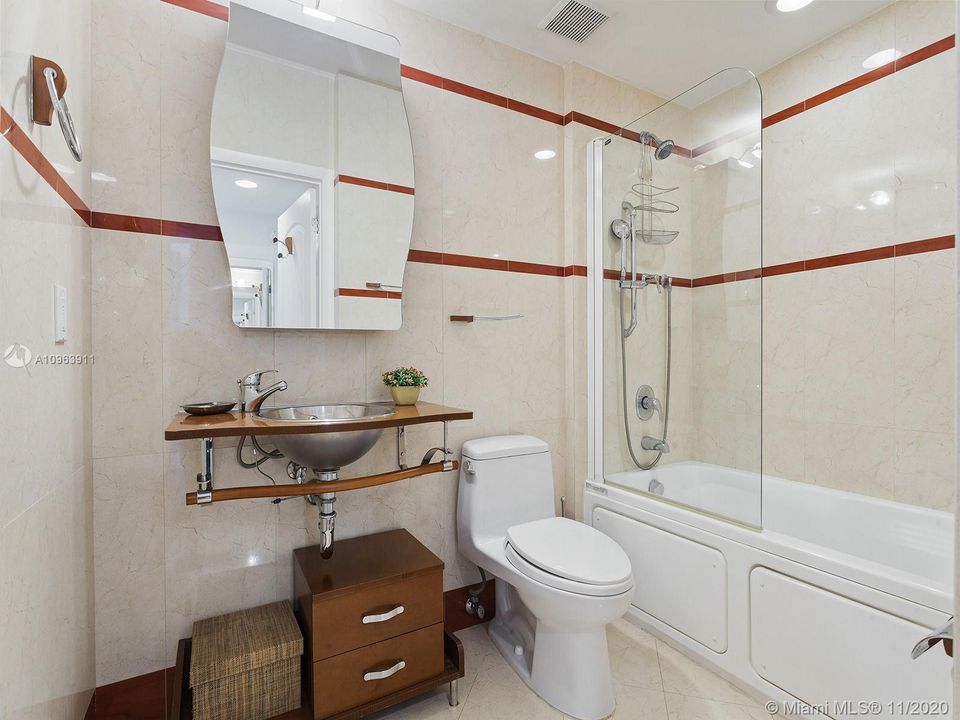 Recently Sold: $470,000 (1 beds, 1 baths, 686 Square Feet)