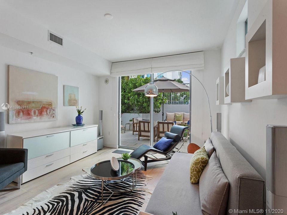Recently Sold: $470,000 (1 beds, 1 baths, 686 Square Feet)