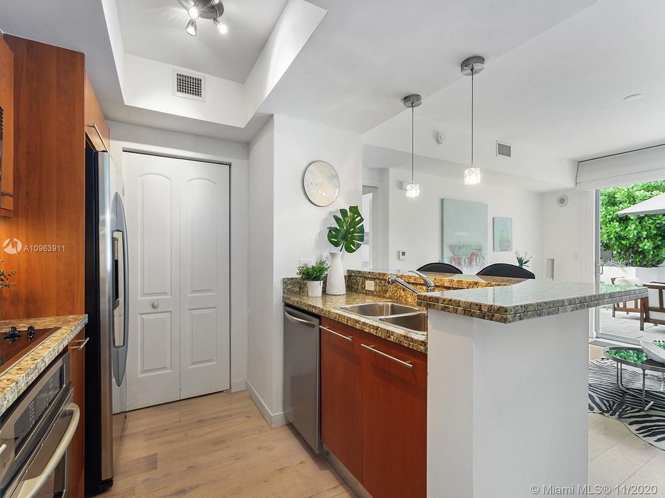 Recently Sold: $470,000 (1 beds, 1 baths, 686 Square Feet)