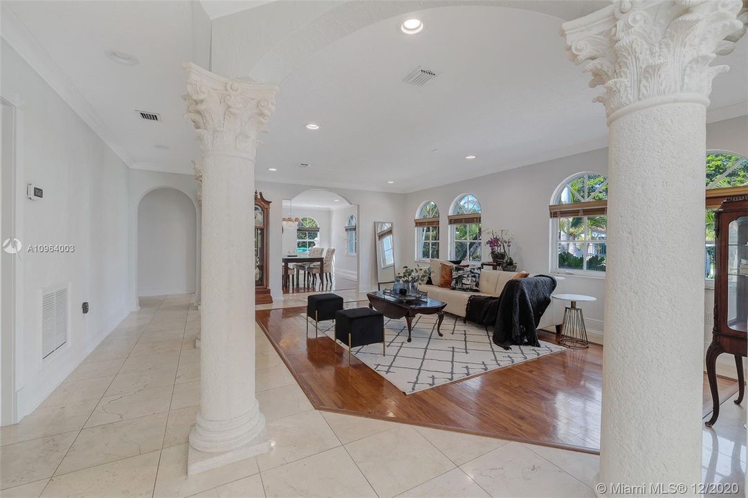 Недавно продано: $2,385,000 (6 спален, 4 ванн, 5755 Квадратных фут)